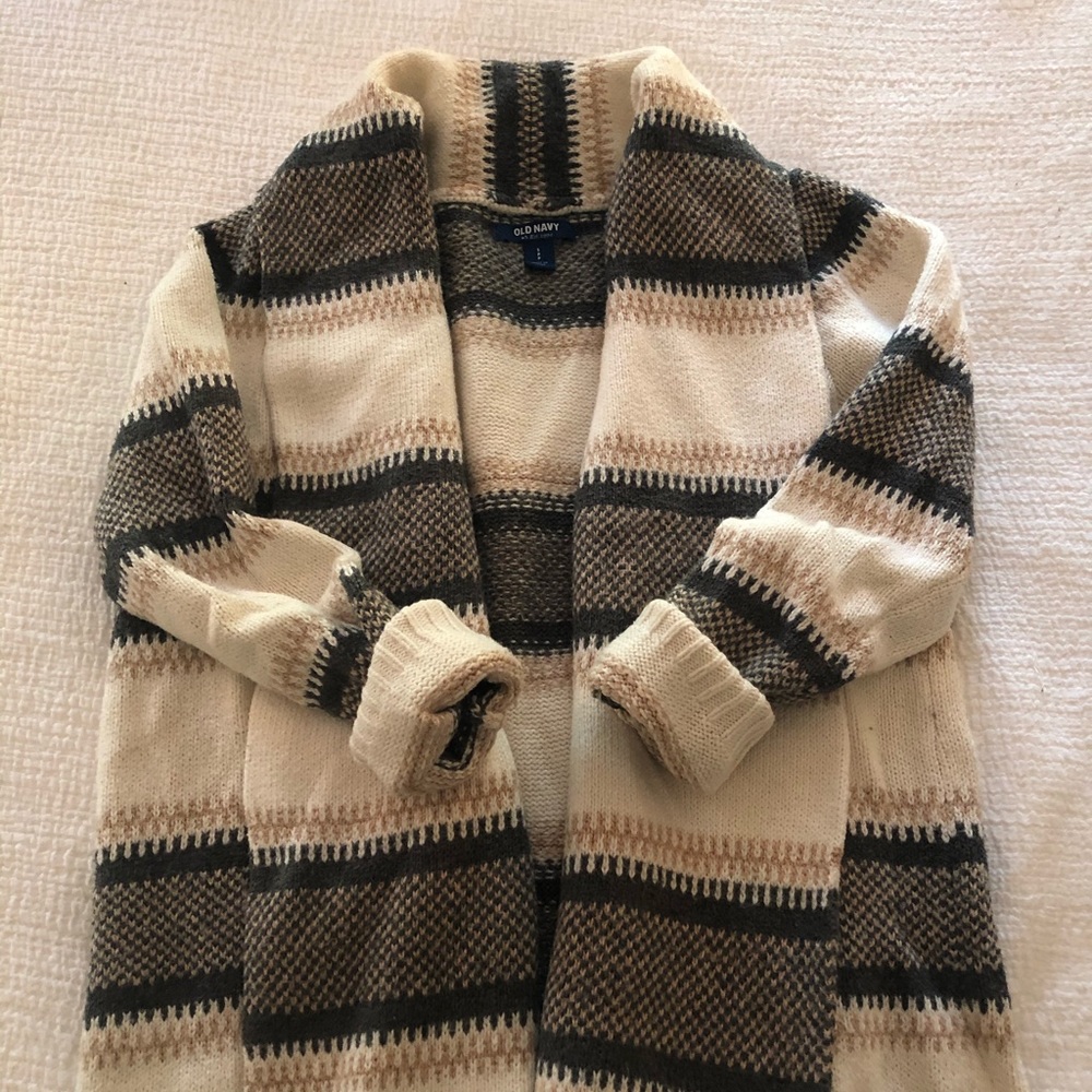 Comfortable and warm, patterned cardigan